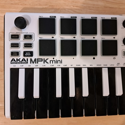 Akai - MPKMINI MKIII WHITE 2